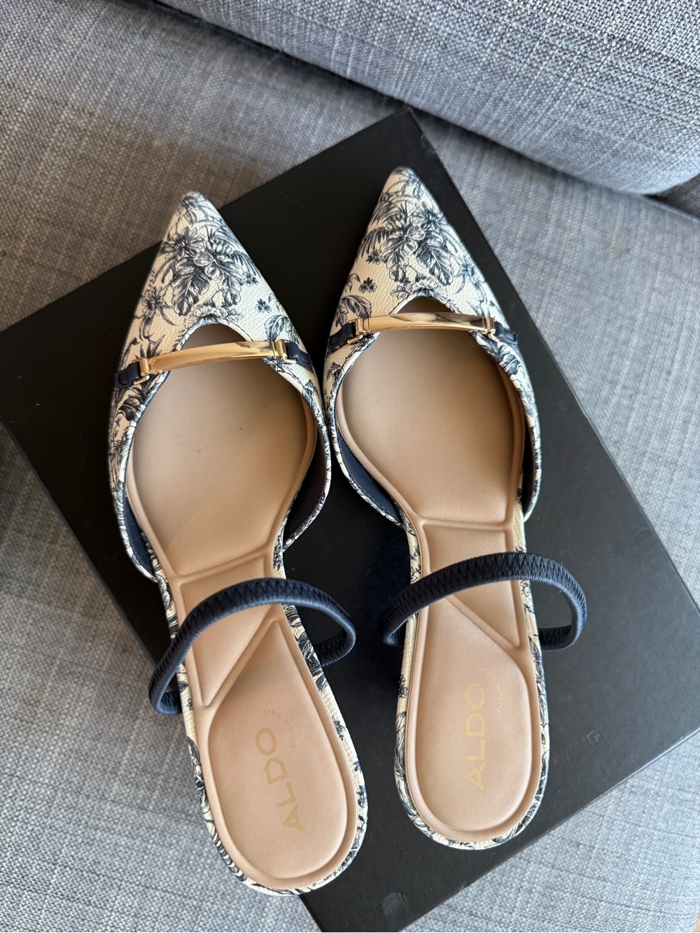 ALDO Women's Floral Pointed Toe heels in Navy and White